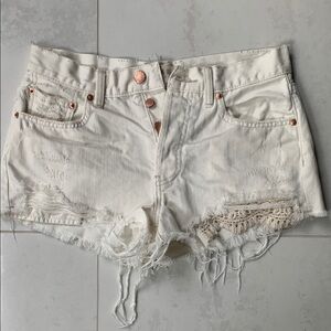 Women's Free People white Distressed lace Denim Shorts size 27 100% cotton